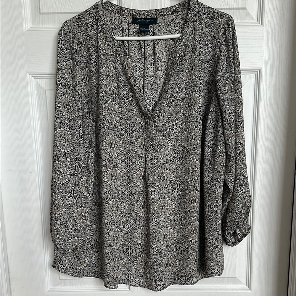Faith & Zoe Black and White Relaxed Buttoned Blouse